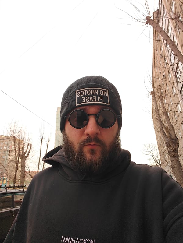 Man in "No Photos" beanie spotted in Krasnoyarsk