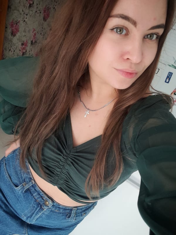 Woman in green shirt photographed multiple times over seven minutes