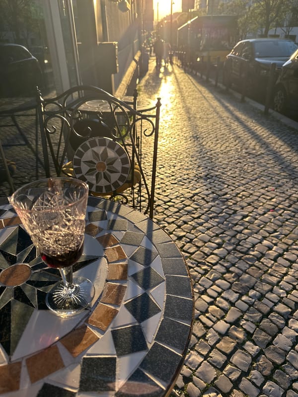Evening café scene captured by witnesses in Lisbon