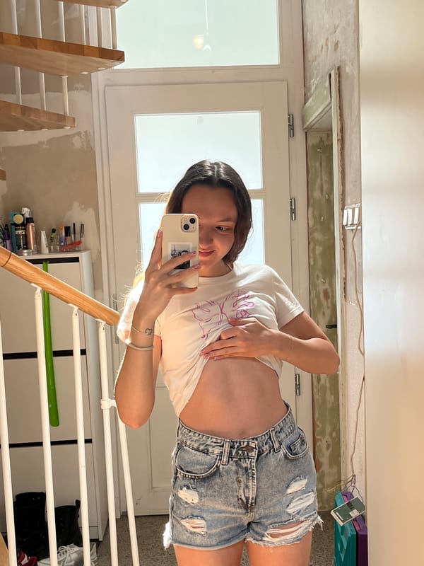 Woman takes selfies in renovation space, Saarbrücken