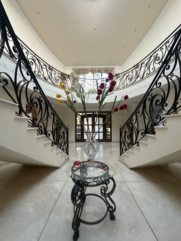 Elegant staircase interior documented in Jesús del Monte residence