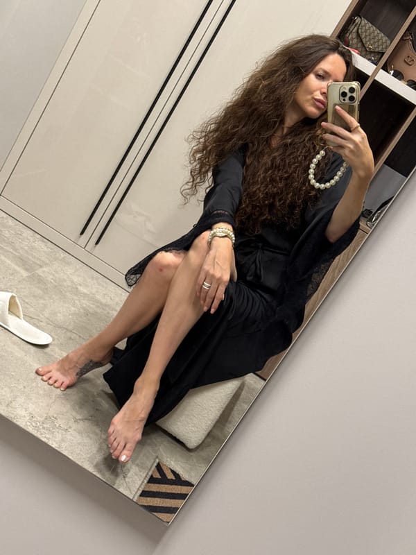 Mirror selfies and a Russian exchange rate comment
