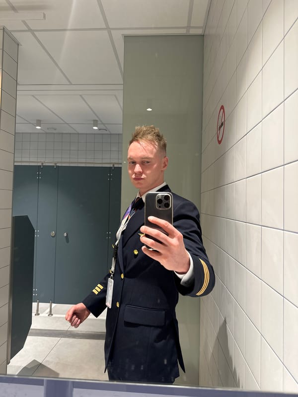 Naval officer selfie, night aircraft landing recorded in Khimki