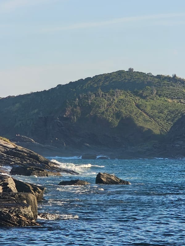 Tourist captures sunset beach day at Búzios coastline