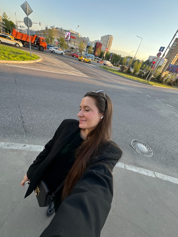 Routine street life documented in central Moscow Tuesday afternoon