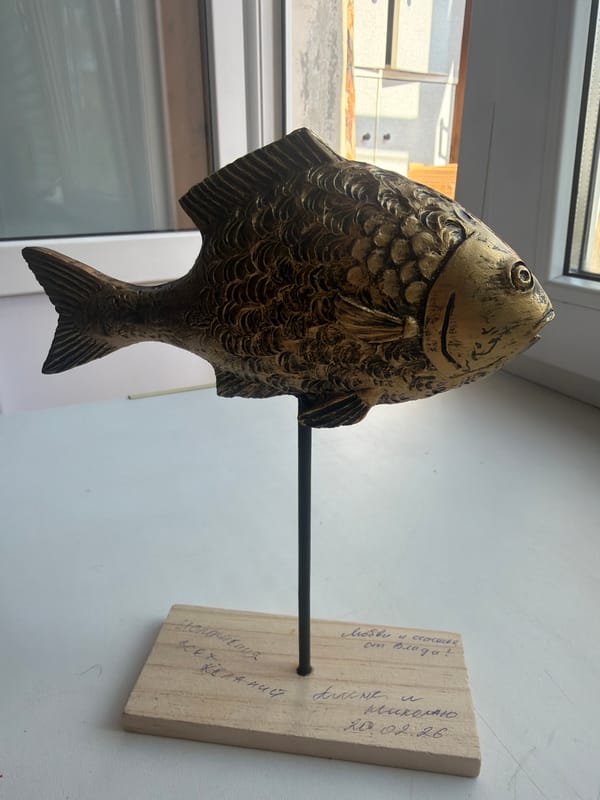 Collectibles and street scenes from a Nizhny Novgorod home