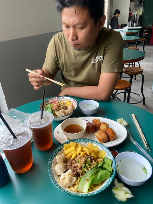 Couple shares late-night noodle meal in Surabaya restaurant