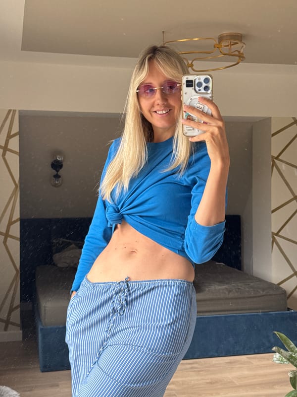Mirror selfie moment in a Latvian home, casual morning look