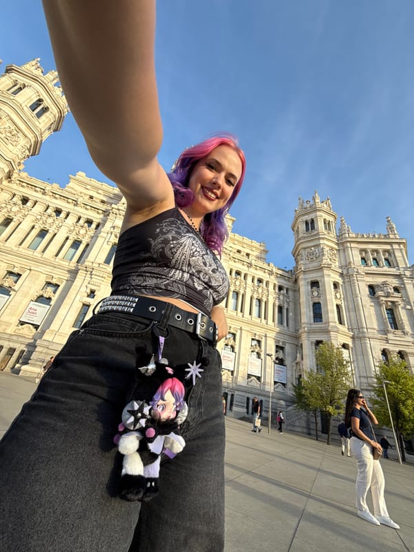 Tourist documents Madrid's historic buildings in 15-minute photo walk