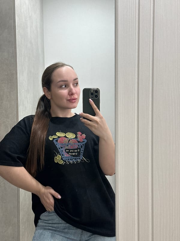 Woman Takes Mirror Selfies in Early Morning Russia Session