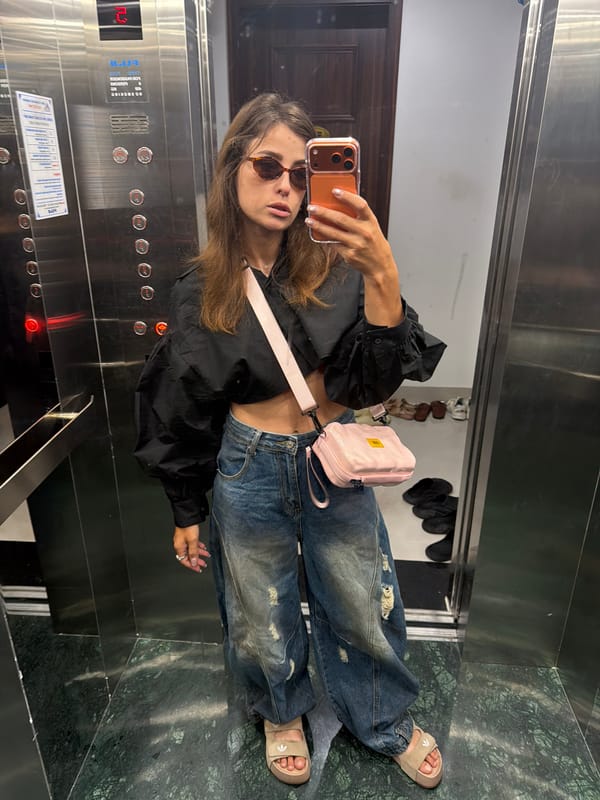 Elevator selfies and a nighttime street stop in Đà Nẵng