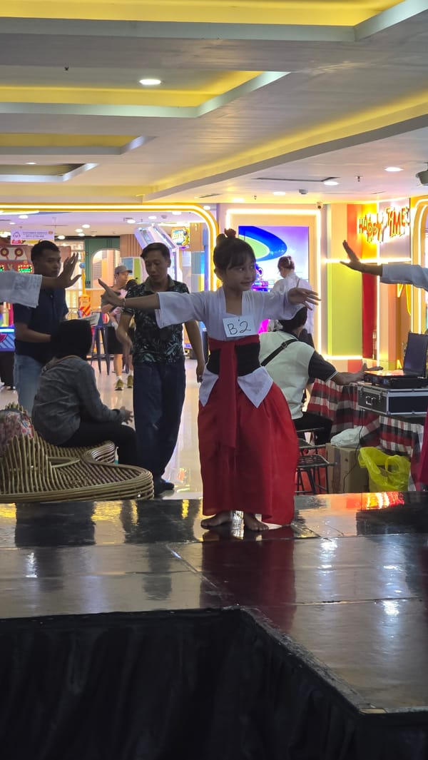 Traditional dance performances enliven Denpasar shopping mall morning