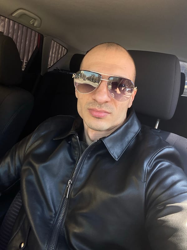 Man in leather jacket spotted in car in Pleven