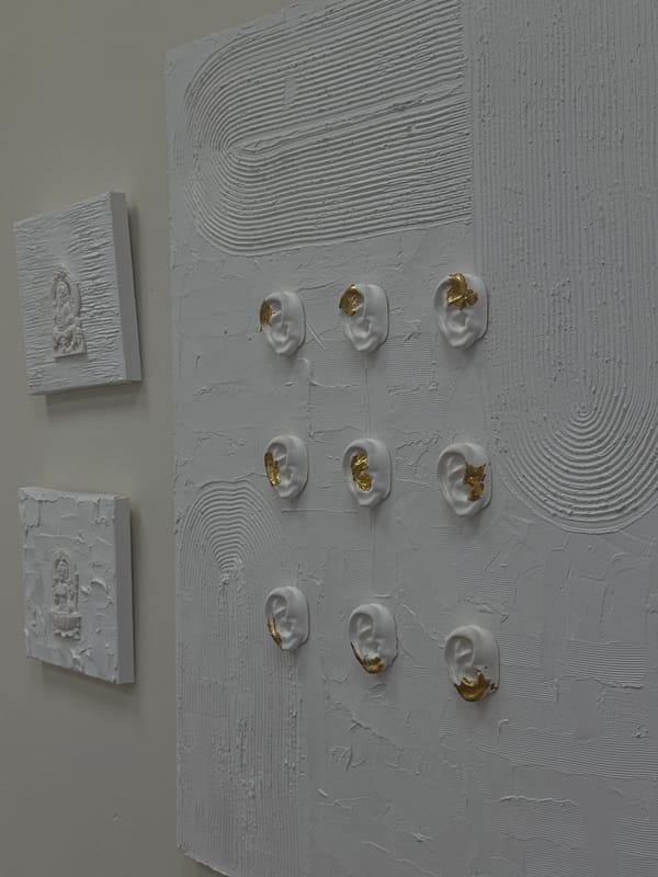 Art viewing and selfie moments captured in Sochi