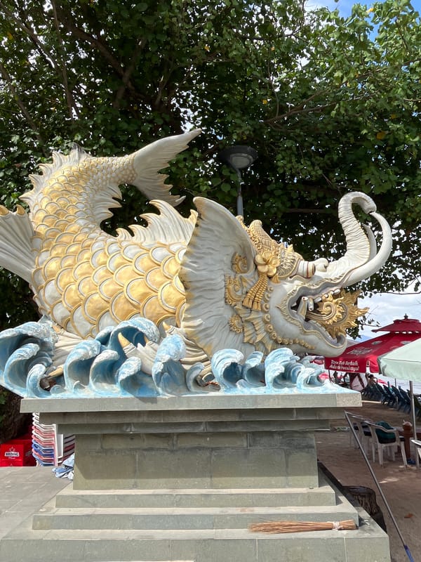 Kuta statue visit with a gecko detour