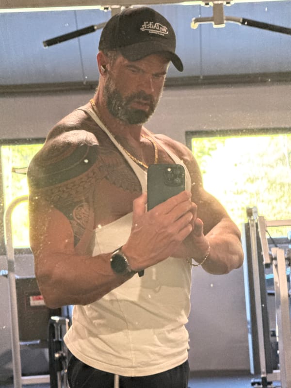 Tattooed man takes workout selfies at Belgian gym