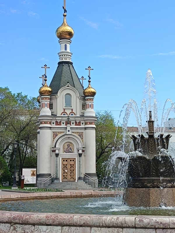 Morning walk captures Yekaterinburg landmarks and monuments