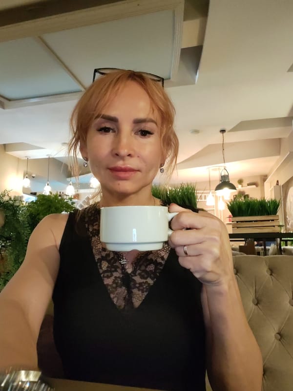 Relaxed hotel morning: selfies, coffee, and cheesecake