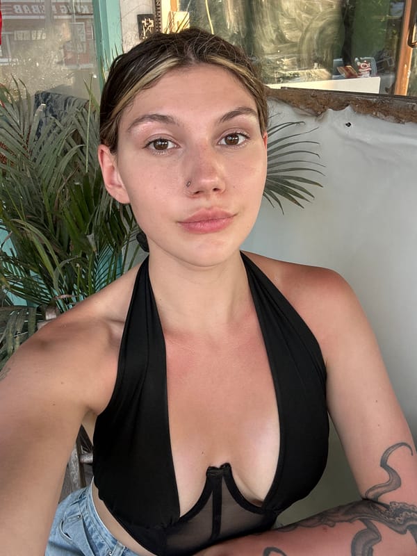 Tourist selfie session at Koh Samui pool captures local culture