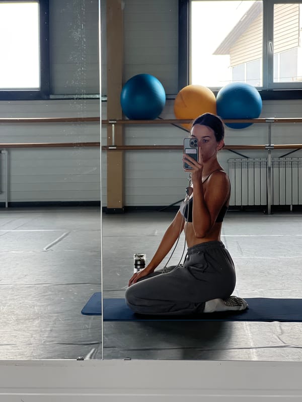 Woman takes gym selfies on yoga mat in Russia
