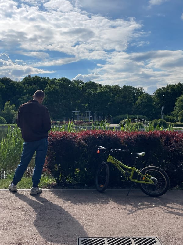 Afternoon park life captured at Khimki lakeside during lunch hour