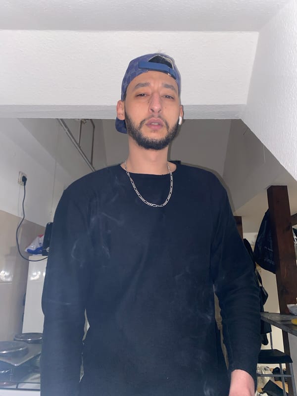 Man photographed posing and smoking in Bischheim late night