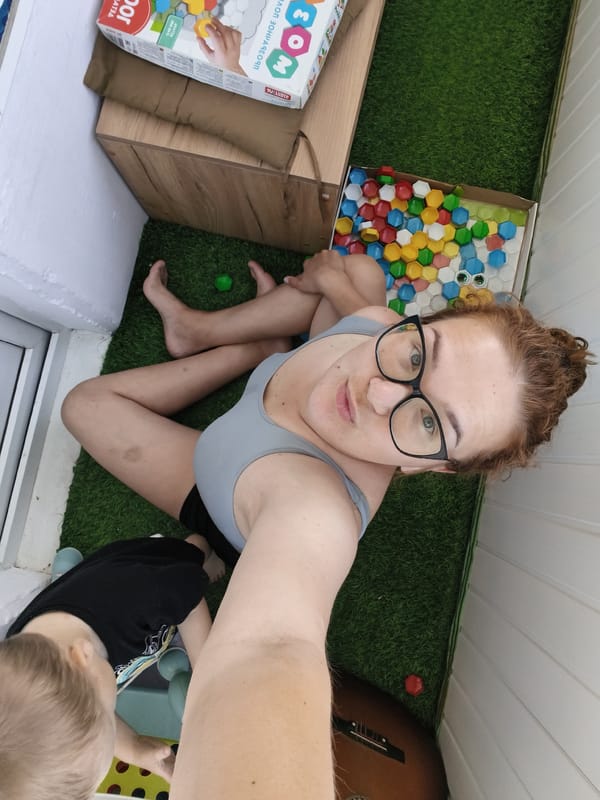Balcony hang with artificial grass and a ball pit