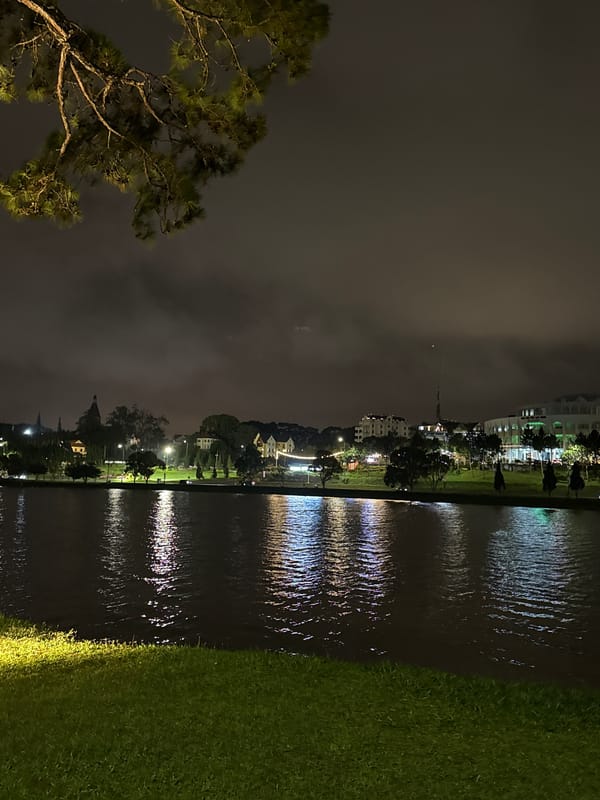 Night photographer captures tranquil lakeside scenes in Da Lat