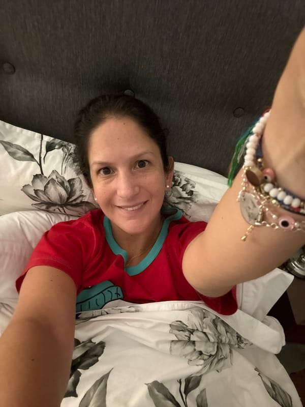 Late-night pizza delivery captured in San Isidro bedroom