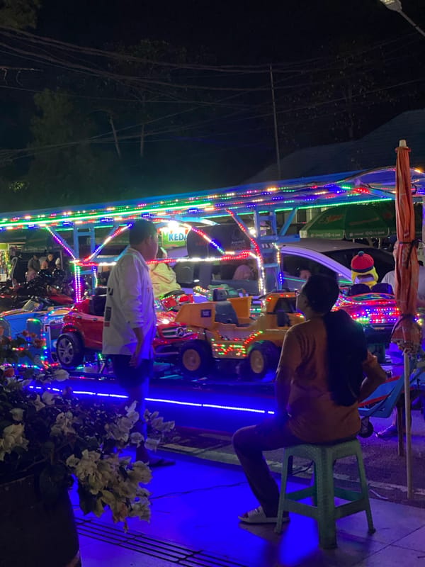 Night festival fills Banjarbaru's city center with rides, stalls, and live music