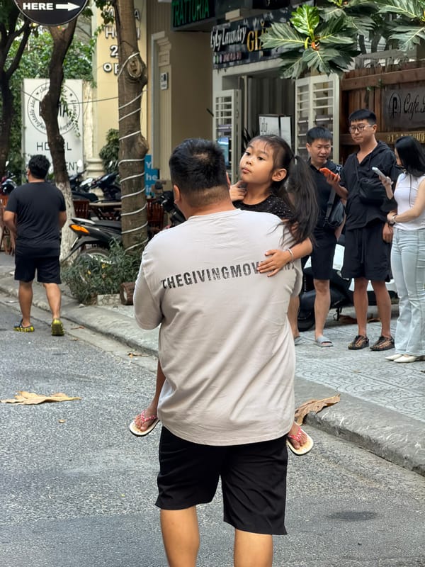 Family moments captured across Đà Nẵng homes during morning hours