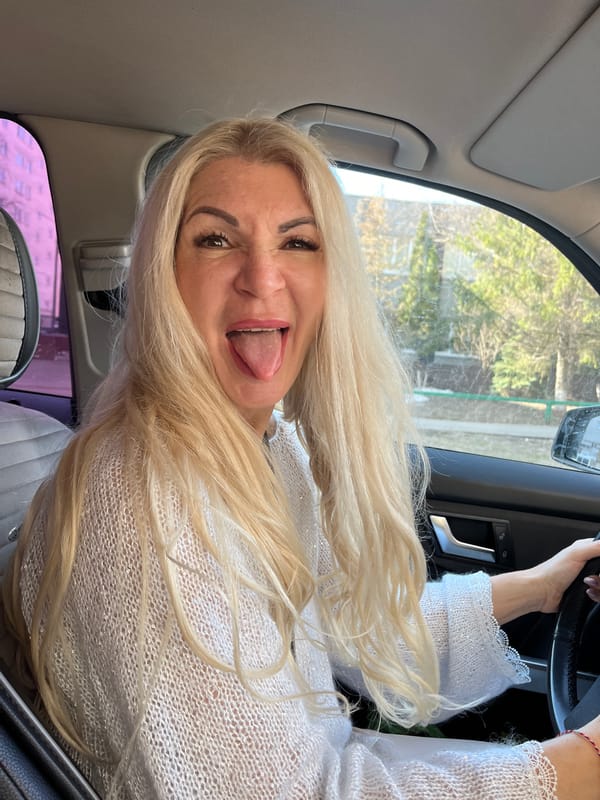 Woman makes playful faces while driving in Nizhny Novgorod