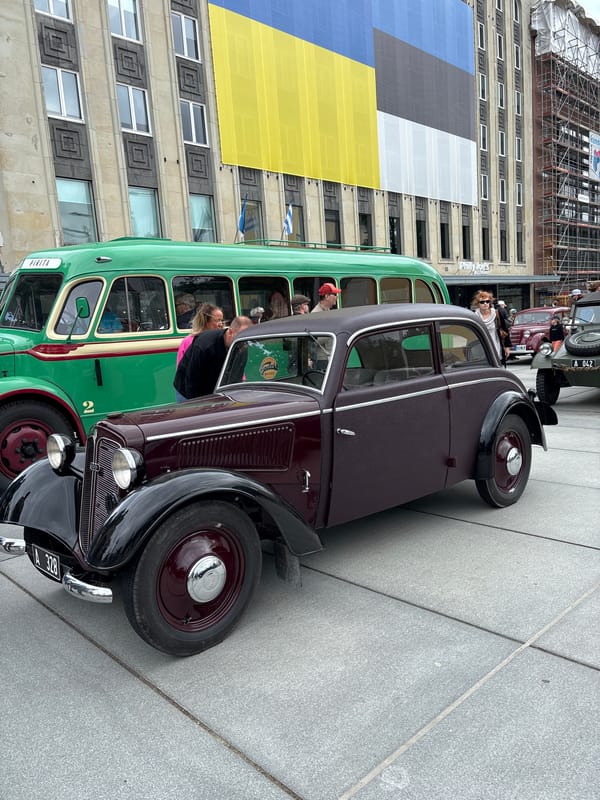 Vintage vehicle exhibition draws crowds to Tallinn's Freedom Square