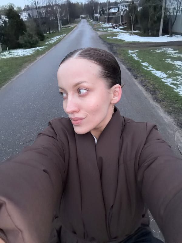 Woman with child stroller spotted in Reshetnikovo park area