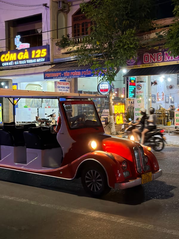 A night out in Quy Nhon's café and street scene