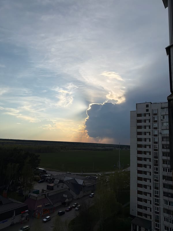 Spring scenes documented in Chernogolovka: sunlit skies, blooming tulip gardens