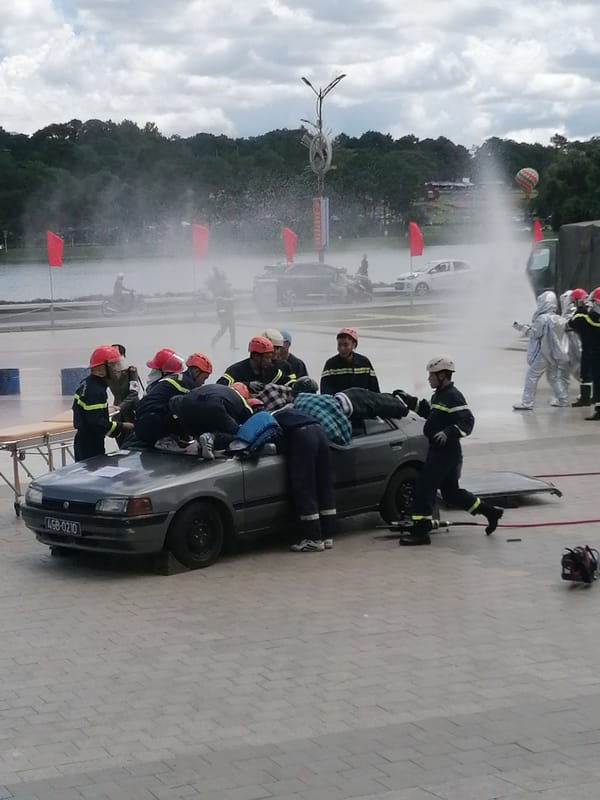 Da Lat firefighters run vehicle rescue and water deployment drills