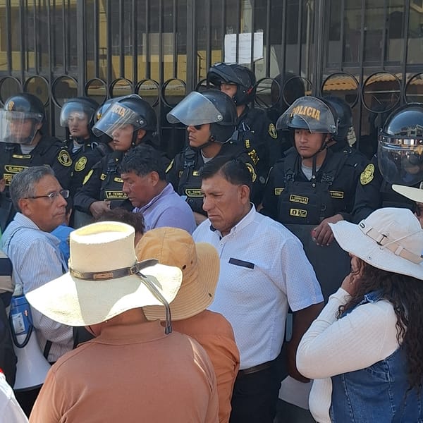 Peruvian flag procession held in Arequipa streets
