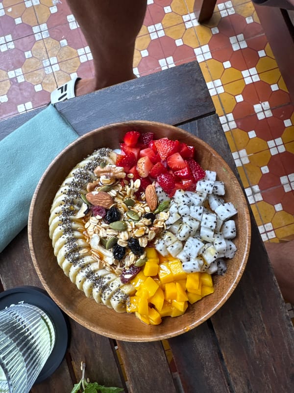 Tropical fruit breakfast preparation documented in Đà Nẵng cafe