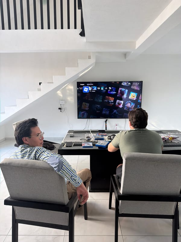Gaming session and street scenes documented in Cholula