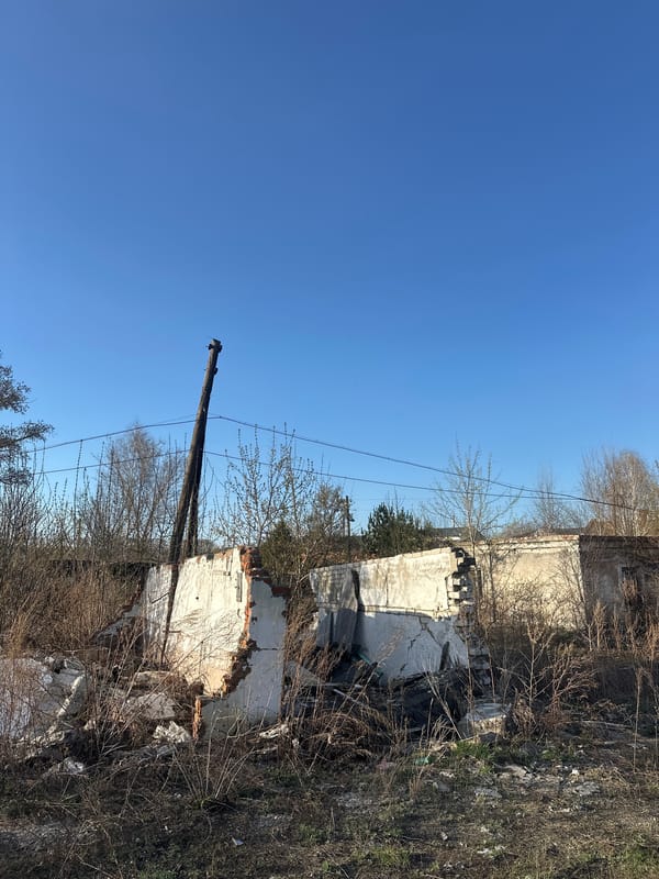 Spring neighborhood scenes documented in Biysk, Russia