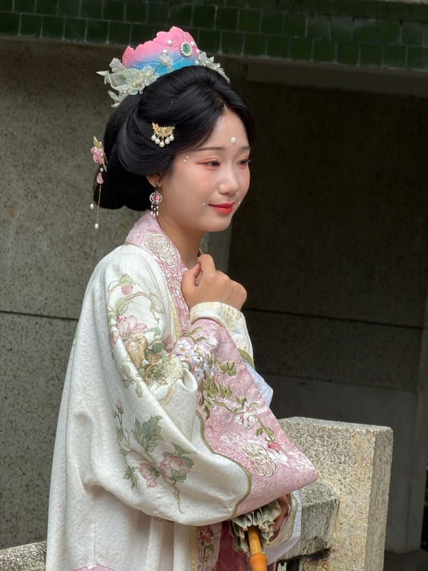 Traditional Chinese fashion photo shoot in Yuzhong District gardens