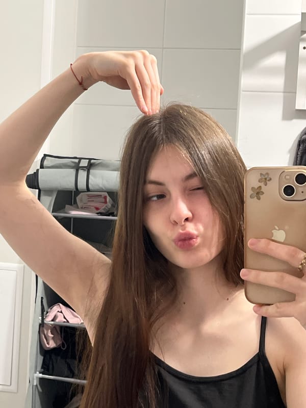 Woman documents cat bath session in Saint Petersburg bathroom