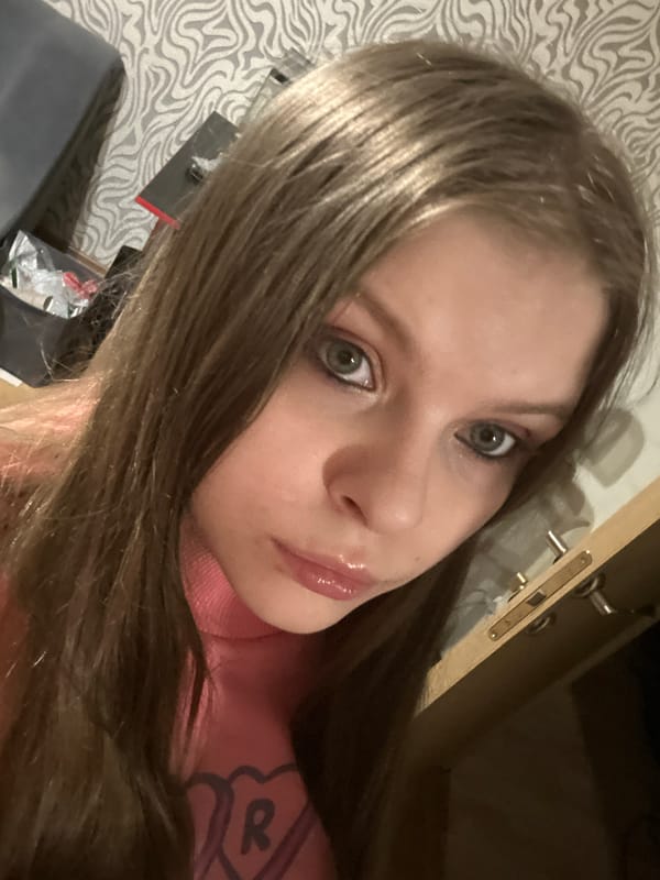 Moscow woman documents evening selfies, fast food, night drive
