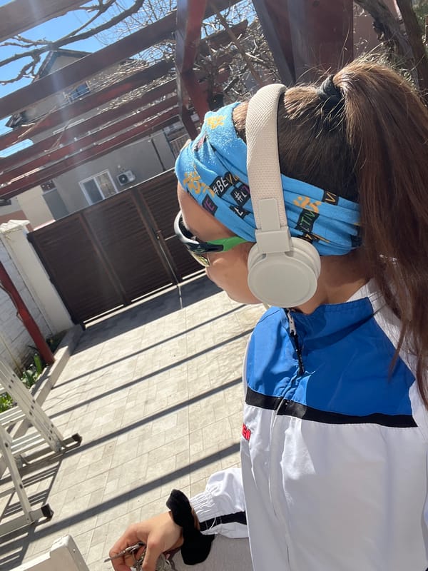 Person with headphones holds keys outside Pernik building