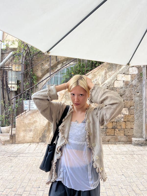 Woman spotted at Tel Aviv café during afternoon visit