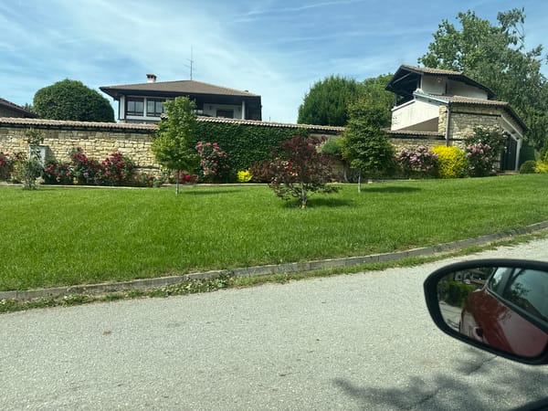 Vehicle view captured in Arbanassi residential area