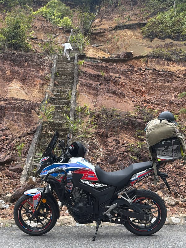 Motorcyclist takes scenic mountain break near Đà Nẵng