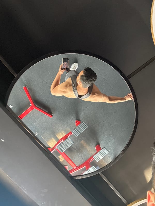 Man takes gym selfie in Kolkata