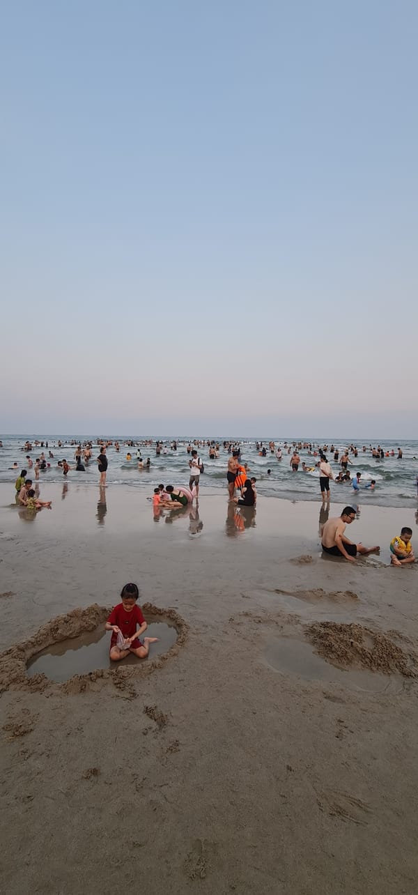 Crowded beach scene observed in Đà Nẵng, Vietnam